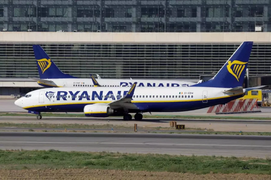 Χάος σε πτήση της Ryanair – Επιβάτης πέθανε εν ώρα πτήσης, άρχισε να έχει σπασμούς και του έκαναν ΚΑΡΠΑ