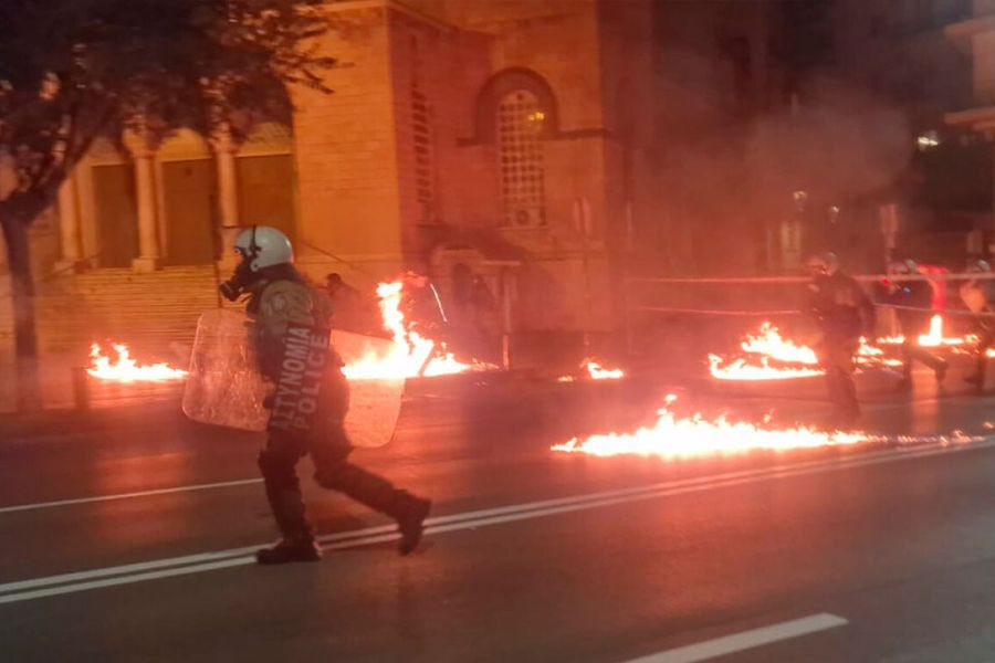 Βίντεο: Μολότοφ, χημικά και κυνηγητό μετά την πορεία για το Πολυτεχνείο στη Θεσσαλονίκη