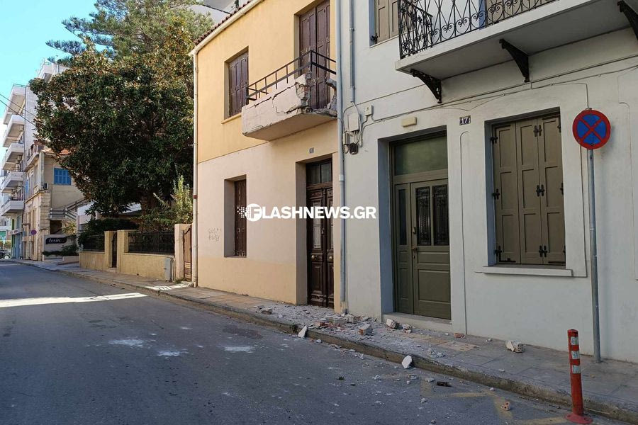 Χανιά: Φορτηγό γκρέμισε τμήμα μπαλκονιού σε σπίτι! (φωτο)