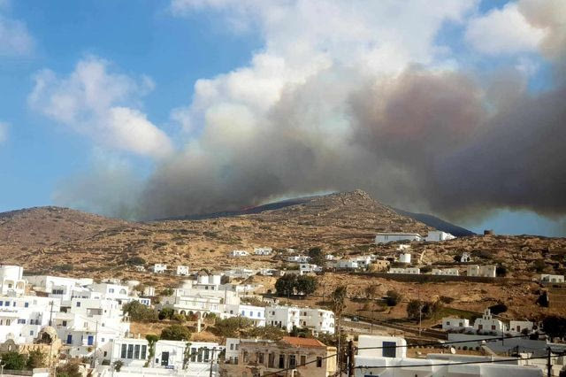 Μεγάλη φωτιά στην Ιο – Δεν υπάρχουν πυροσβέστες στο νησί