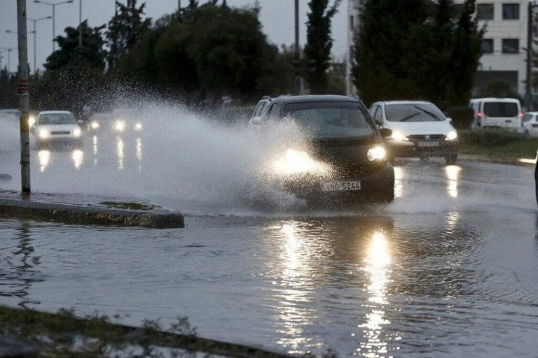 Ηλεία : Πλημμύρισαν δρόμοι – Σε λίμνη μετατράπηκαν οι καλλιέργειες