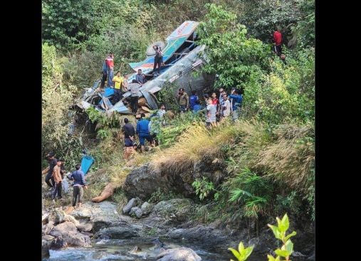 Ινδία: Τουλάχιστον 36 άνθρωποι σκοτώθηκαν όταν το λεωφορείο τους έπεσε σε φαράγγι