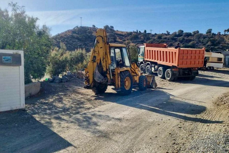 Από τους Καλούς Λιμένες ξεκίνησαν οι κατεδαφίσεις αυθαίρετων κατασκευών στον αιγιαλό