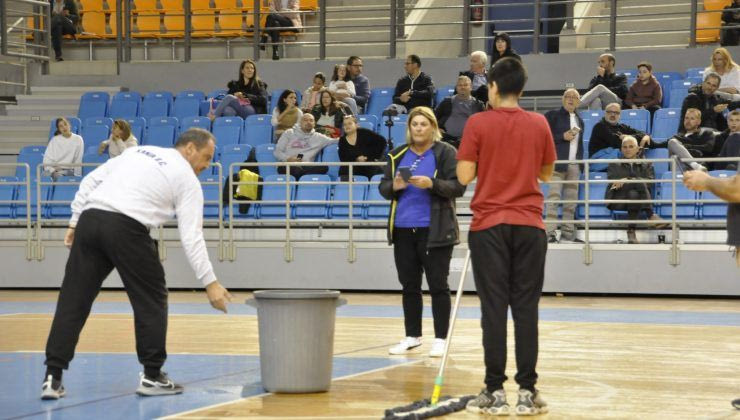 Χανιά: Γέμισε νερά το κλειστό γήπεδο του Κλαδισού από τη βροχή