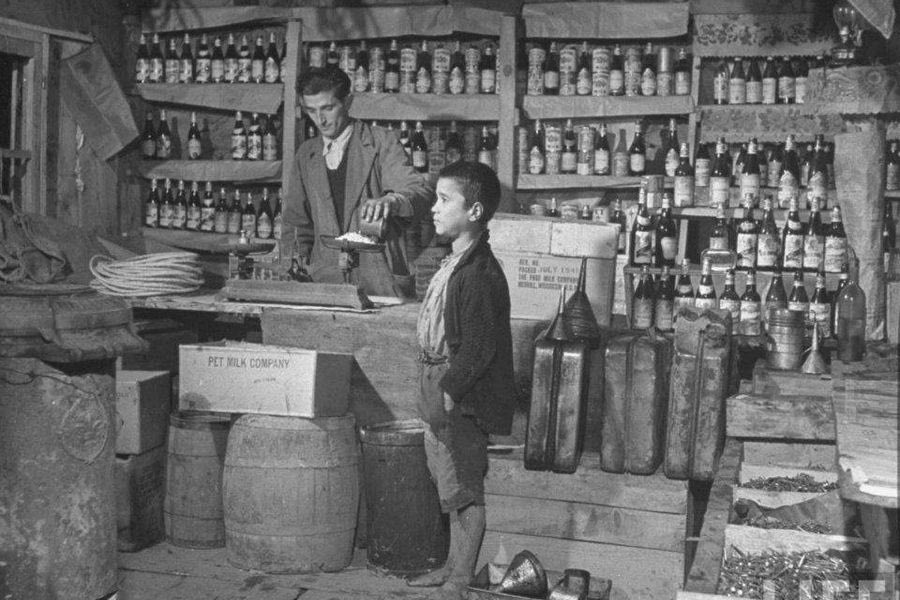 Παραδοσιακό παντοπωλείο στην Κρήτη, το 1947