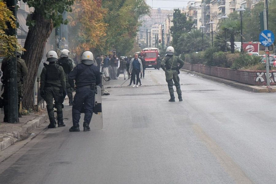 Ένταση στην ΑΣΟΕΕ – Έκαψαν κάδους, έσπασαν τζαμαρία