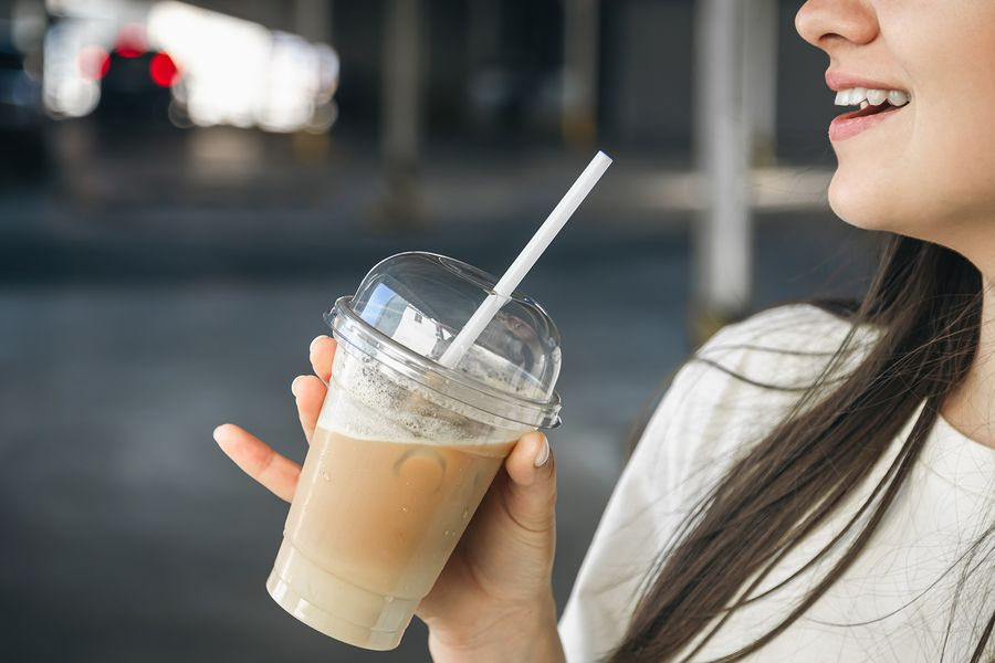 Είναι αλήθεια ότι τα καλαμάκια προκαλούν ρυτίδες; Τι απαντούν οι ειδικοί