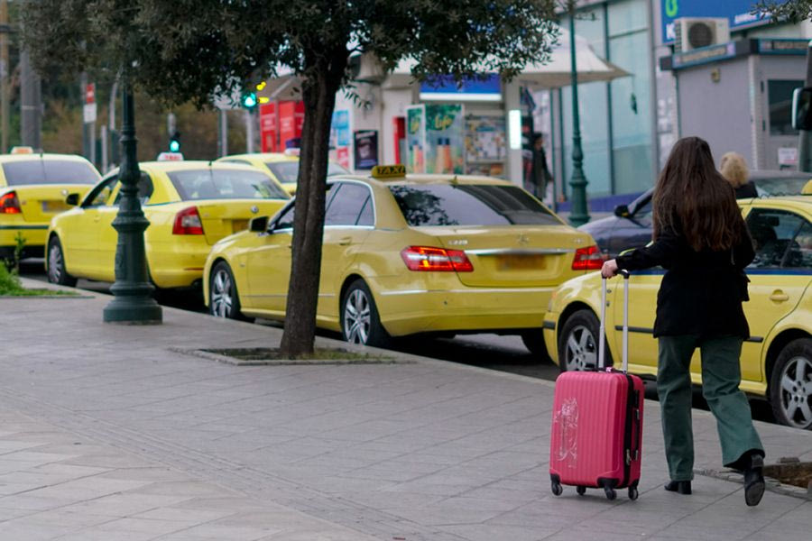 POS στα ταξί: Ενας στους δύο οδηγούς δεν έχει συμμορφωθεί – Σαρωτικοί έλεγχοι σε όλη τη χώρα