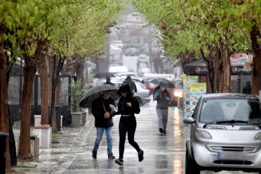 Καιρός: Πτώση θερμοκρασίας και βροχές το Σαββατοκύριακο – Με λιακάδα τα Θεοφάνεια