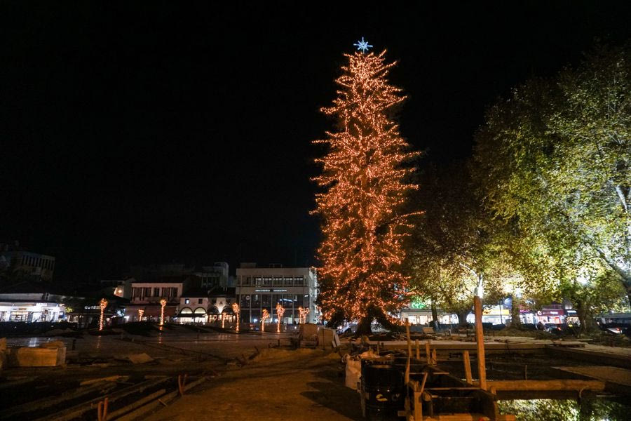 Τρίκαλα: Φωταγωγήθηκε το μεγαλύτερο χριστουγεννιάτικο δέντρο της Ελλάδας