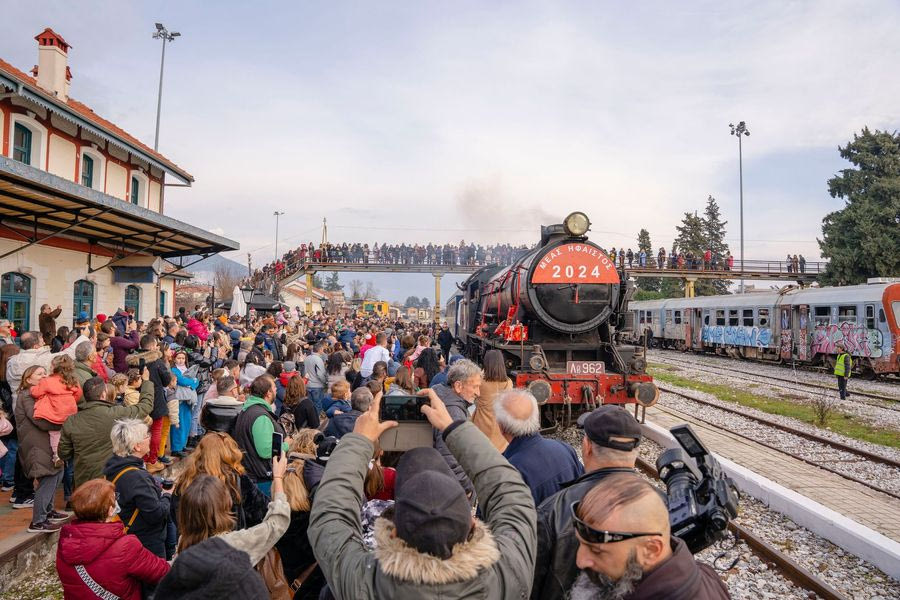 Δράμα: Ο Αϊ-Βασίλης έρχεται με τρένο για να μοιράσει δώρα