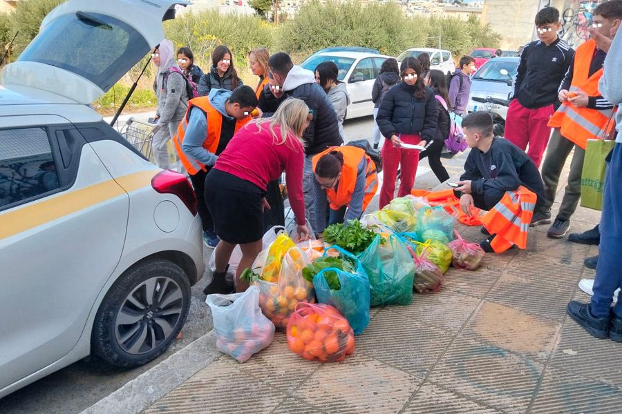 Μαθητές γέμισαν καρότσια με τρόφιμα και τα πρόσφεραν σε Κοινωνικά Ιδρύματα