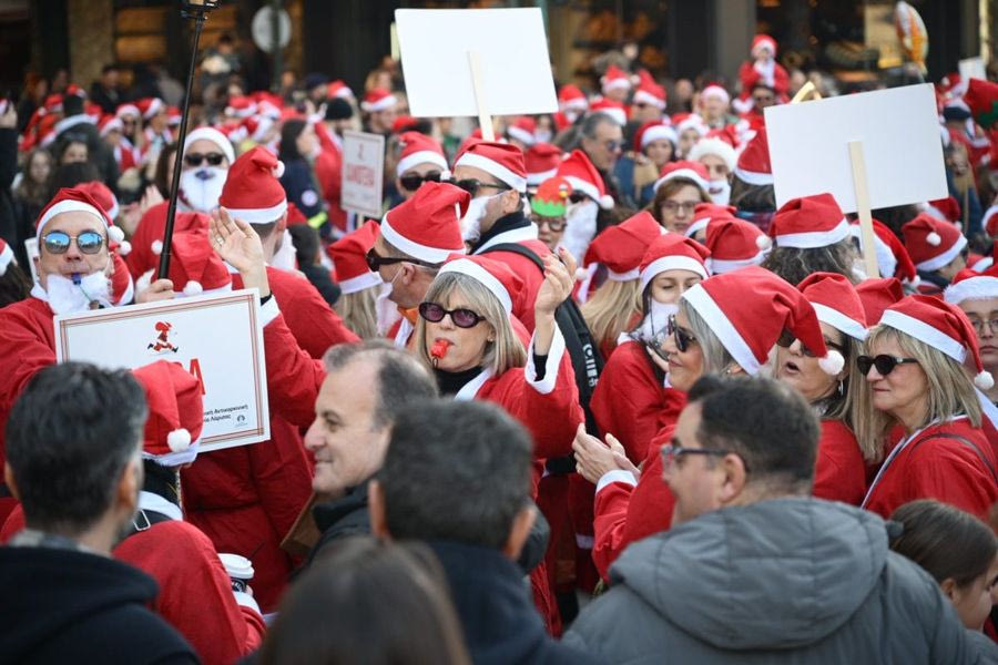 Γέμισε με Άι Βασίληδες το κέντρο της Λάρισας για το «3ο Santa Walk Larissa» που έγινε για καλό σκοπό!