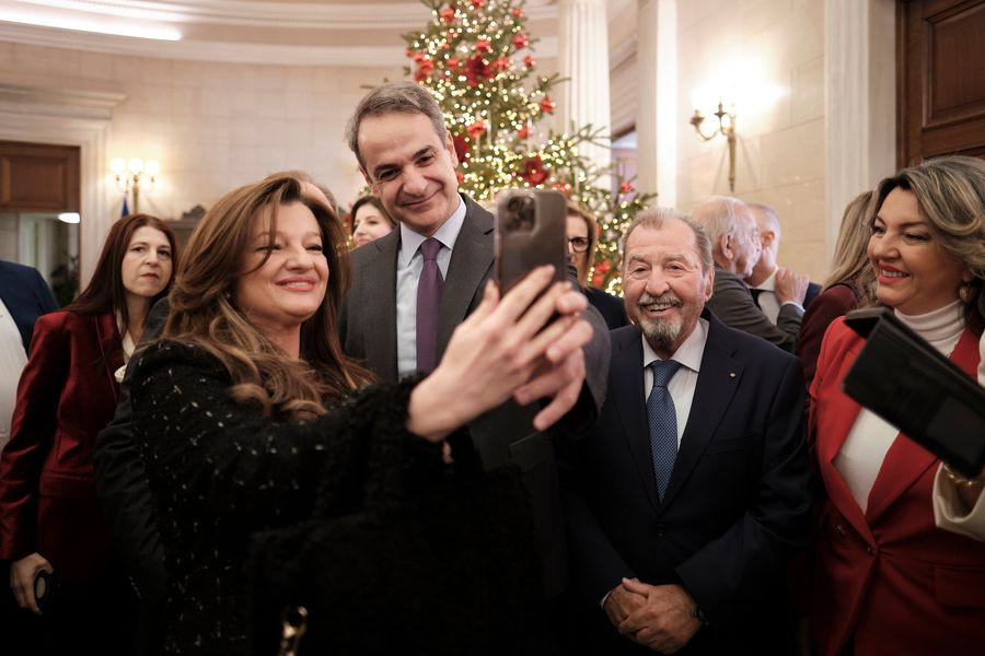 Χαμόγελα, selfies και.. κρητική ρακή: Εορταστικό κλίμα στη συνάντηση Μητσοτάκη με βουλευτές της ΝΔ