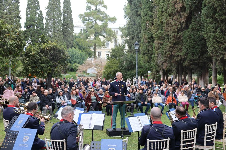 Πλήθος κόσμου στη χριστουγεννιάτικη γιορτή στον κήπο του Προεδρικού Μεγάρου