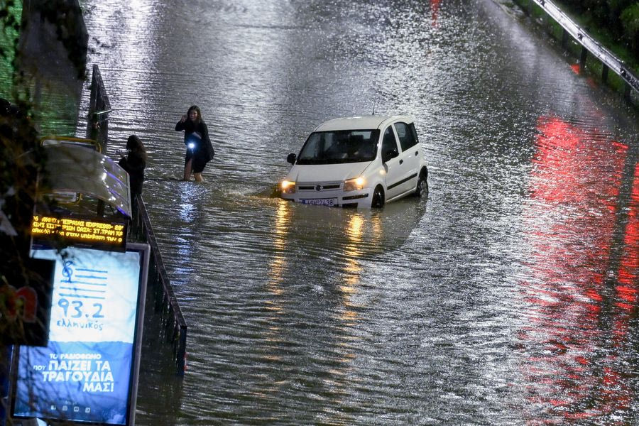 Κακοκαιρία Elena: Βροχοπτώσεις σε όλη την Αττική, προβλήματα στην Εύβοια