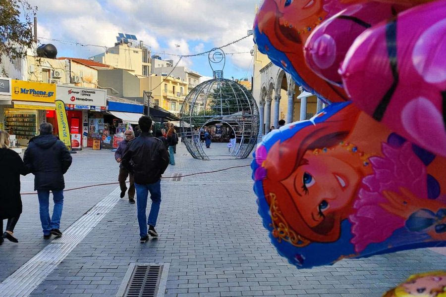 Ηράκλειο: Με σύμμαχο τον καλό καιρό τα ψώνια της τελευταίας στιγμής – Φωτογραφίες