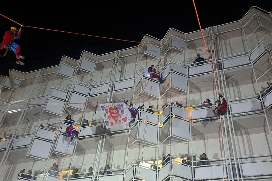 Ιπτάμενοι πυροσβέστες στις παιδιατρικές κλινικές του ΠΑΓΝΗ