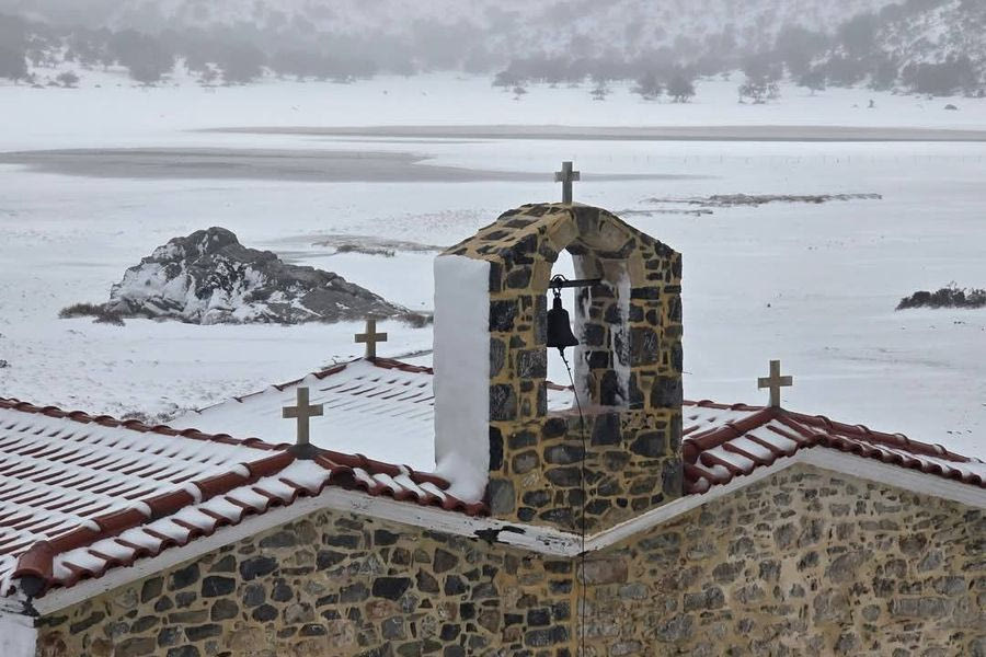 Στα λευκά το εκκλησάκι του Αγίου Πνεύματος στον Ομαλό