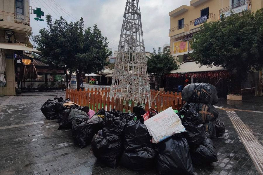 Τι κρύβουν άραγε οι σακούλες κάτω από το Χριστουγεννιάτικο δέντρο;