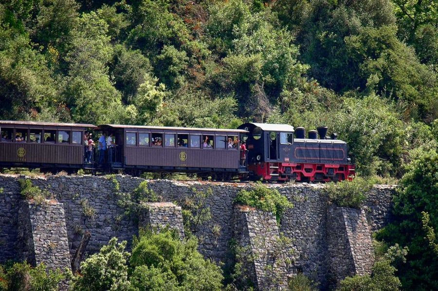 Πήλιο: Εκτροχιάστηκε ο «Μουτζούρης», με λεωφορεία μεταφέρονται οι επιβάτες