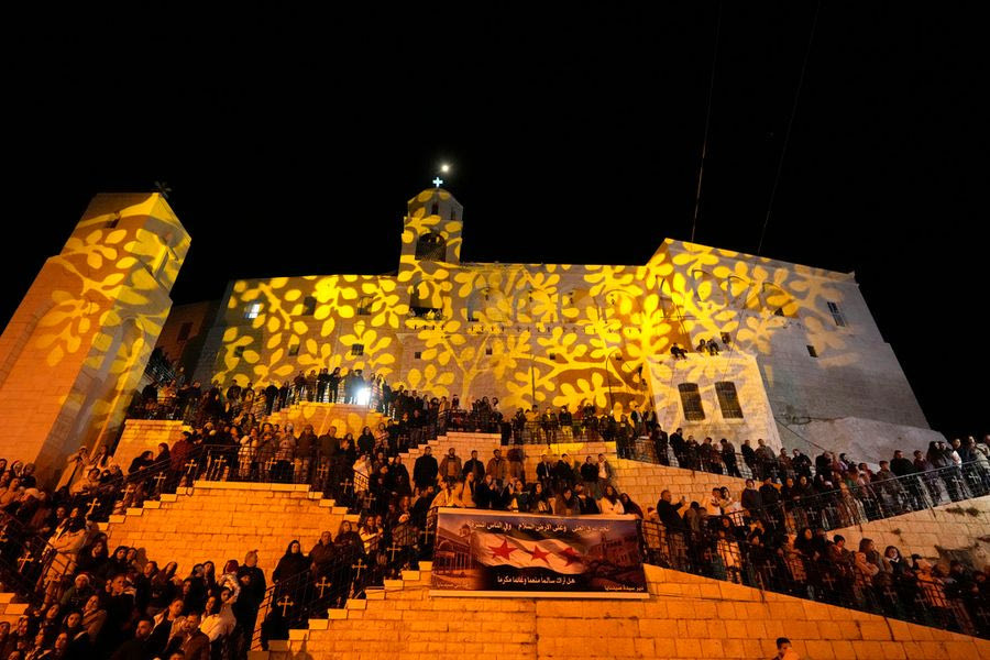 Εκατομμύρια χριστιανοί γιορτάζουν και τα φετινά Χριστούγεννα στη σκιά πολέμων