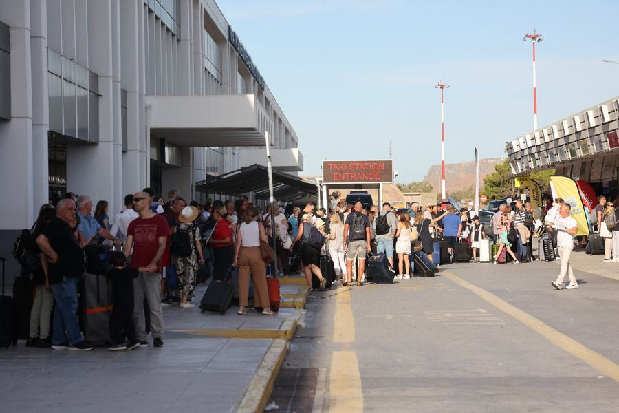 Πόσοι τουρίστες έκαναν διακοπές στην Κρήτη: Αύξηση 7% στην αεροπορική κίνηση το 2025