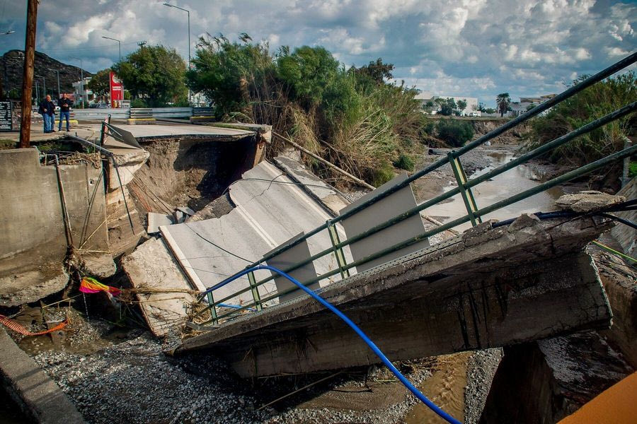 Κακοκαιρία Bora: Βίντεο της ΕΜΑΚ από τις δραματικές επιχειρήσεις στη Ρόδο – «Το νου σας, βαθαίνει εδώ»