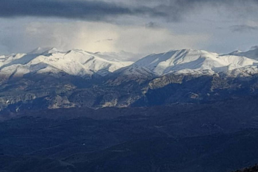 Πέφτει χιόνι στον Ομαλό – Αναμένονται χιονοπτώσεις και την Πέμπτη