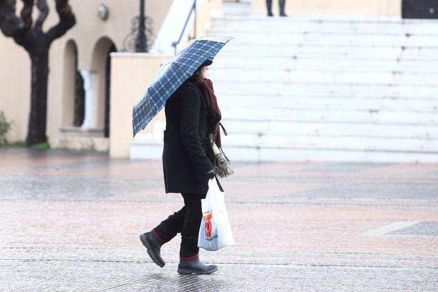 Αλλαγή σκηνικού με βροχές, καταιγίδες και πτώση θερμοκρασίας τις επόμενες ώρες – Πού θα είναι έντονα τα φαινόμενα