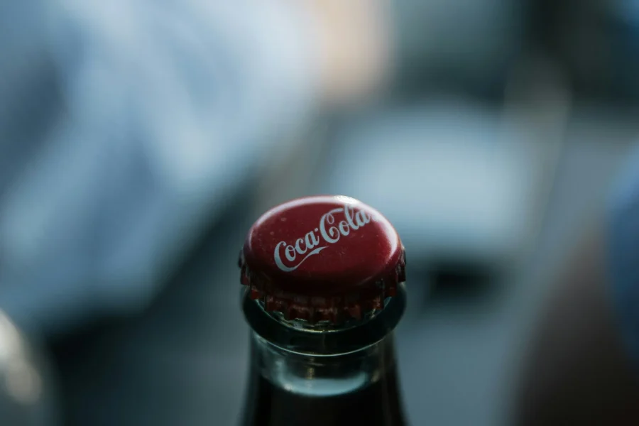 Κατακραυγή για την Coca-Cola: Μείωσε τους περιβαλλοντικούς της στόχους