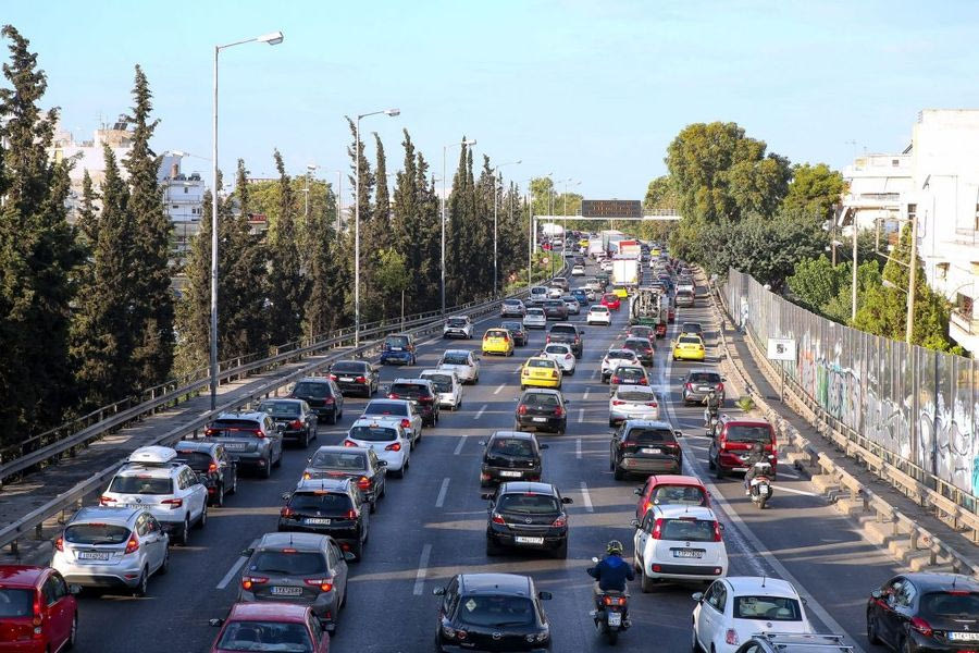 Χαράτσι 128 ευρώ για εκατομμύρια οδηγούς – Ποιοι θα το πληρώσουν