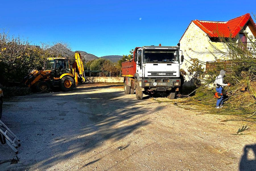 Ολοκληρωμένη παρέμβαση καθαριότητας στο δημοτικό πάρκινγκ στην Αμμουδάρα