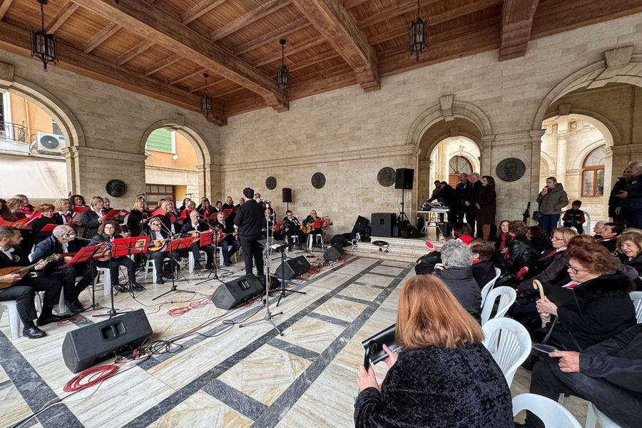 «Ανοίξετε την πόρτα σας να πούμε καλησπέρα!» – Τα Χριστουγεννιάτικα κάλαντα στη Λότζια