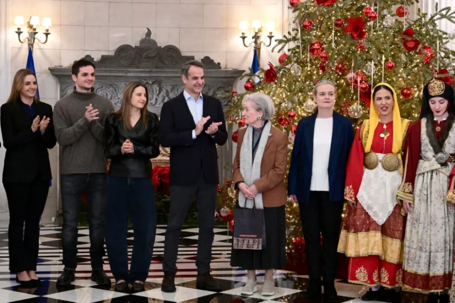 Κυριάκος Μητσοτάκης: Άκουσε τα κάλαντα με την οικογένειά του στο Μέγαρο Μαξίμου