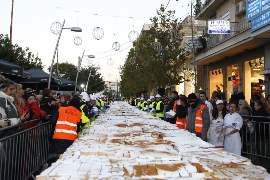 Βασιλόπιτα για Γκίνες στο Περιστέρι, ζύγιζε 10 τόνους και ξεπέρασε τα 70.000 κομμάτια