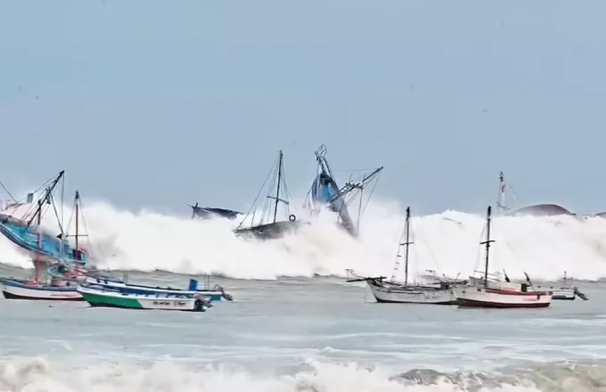 Κύματα 6 μέτρων σηκώθηκαν ξαφνικά στο Περού πετώντας τις βάρκες στον…ουρανό – Video