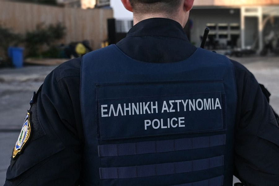 Πήραν το κινητό από τον αστυνομικό της Βουλής μετά τη σύλληψή του – Τι λένε πηγές του υπουργείου Εθνικής Άμυνας