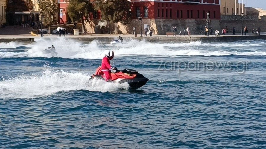 Ο Αϊ Βασίλης έφτασε στα Χανιά με… Jet Ski