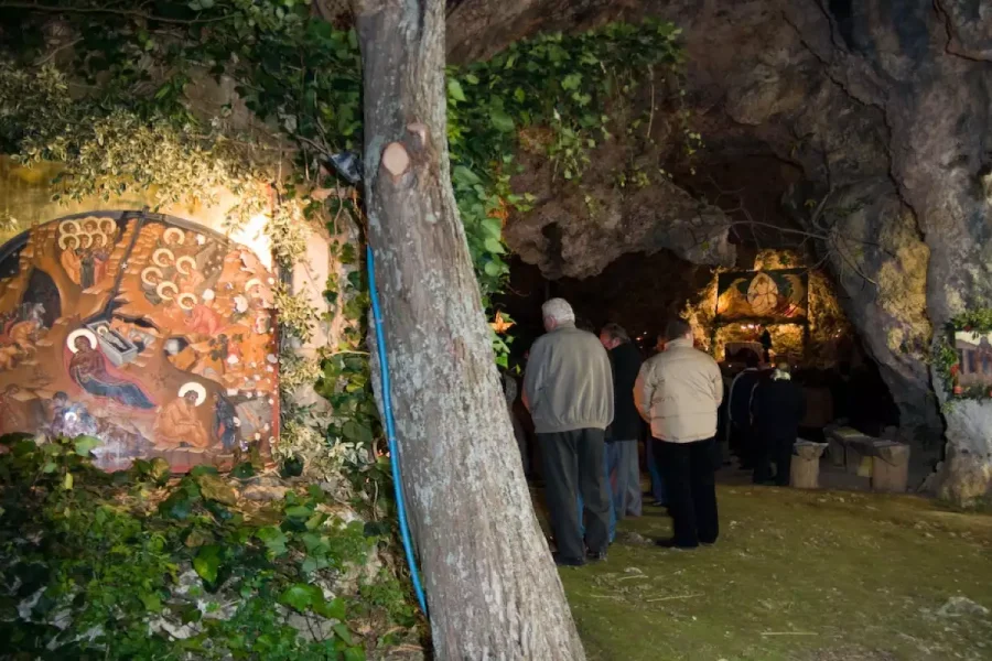 Το επιβλητικό σπήλαιο στα Χανιά όπου γίνεται η αναπαράσταση της γέννησης του Χριστού