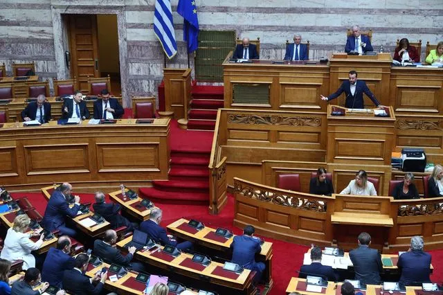 Βουλή: Ξεκίνησε η συζήτηση του νομοσχεδίου για τον κατώτατο μισθό – Πότε ψηφίζεται