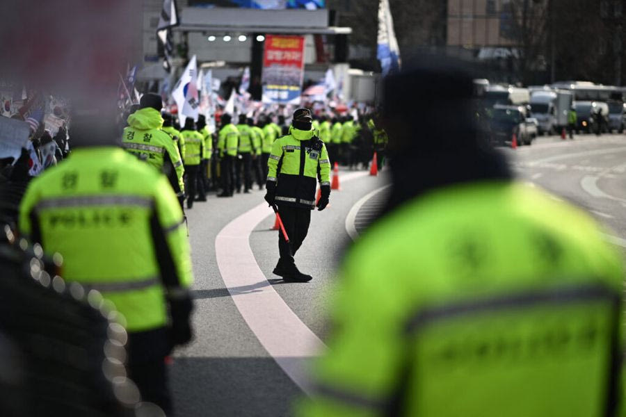 Νότια Κορέα: Στρατιώτες εμπόδισαν τη σύλληψη του προέδρου Γιουν