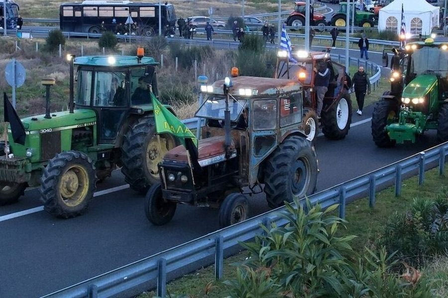 Οι αγρότες κλείνουν την παλαιά εθνική στο ύψος του Αιγίου