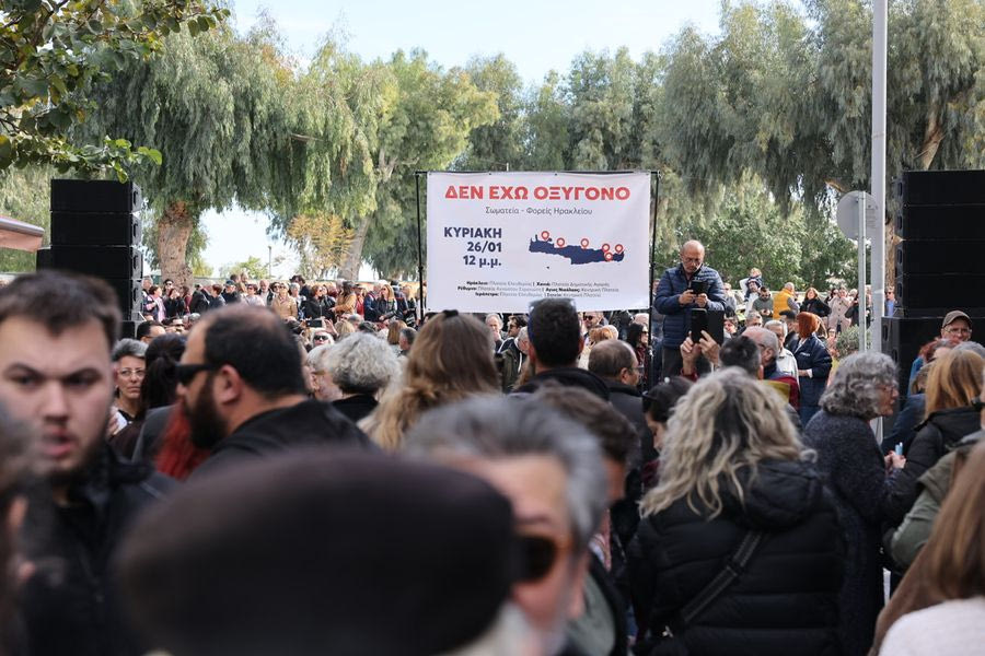 “Πλημμύρισε” το κέντρο του Ηρακλείου από κόσμο για την τραγωδία στα Τέμπη – Φωτογραφίες