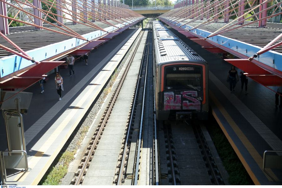 Από καθαρή τύχη δεν θρηνήσαμε θύματα: Άνοιξαν εν κινήσει όλες οι πόρτες συρμού του ηλεκτρικού!