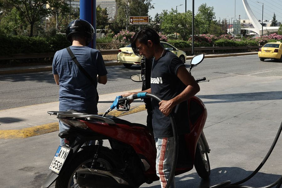 «Όχι βενζίνη αν δεν φοράς κράνος»: Η πρωτοβουλία που ξεκίνησε από πρατήριο της Κρήτης και μπήκε στον νέο Κ.Ο.Κ