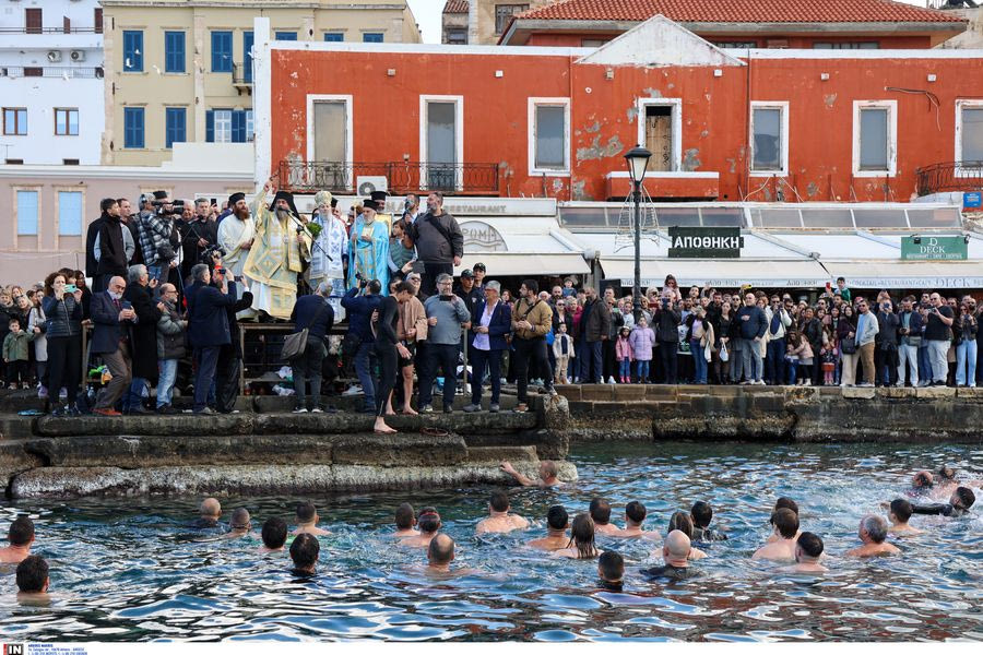 Χανιά: «Πλημμύρισε» από κόσμο το Ενετικό Λιμάνι, για την τελετή αγιασμού των υδάτων