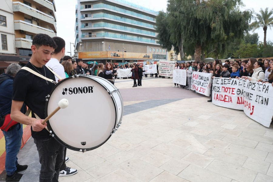 Στην πλατεία Ελευθερίας οι μαθητές του Μουσικού και Καλλιτεχνικού Σχολείου – φωτογραφίες από την συγκέντρωση διαμαρτυρίας