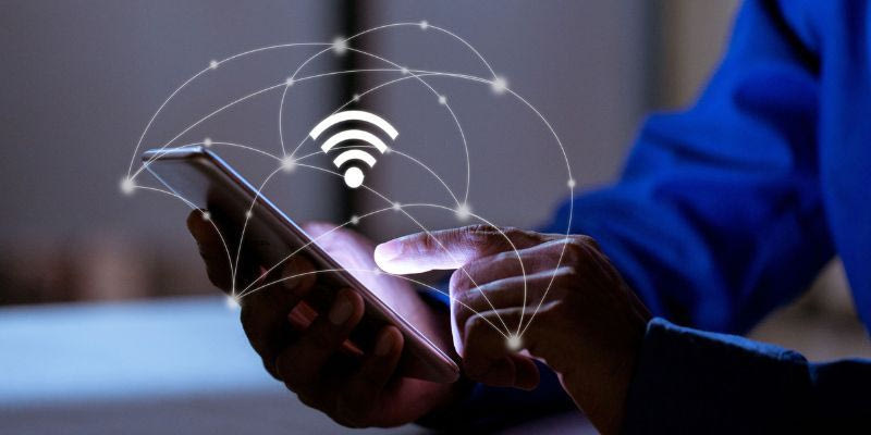 Πώς επηρεάζουν την υγεία μας WiFi και κινητά – Τι αποκάλυψε νέα μελέτη