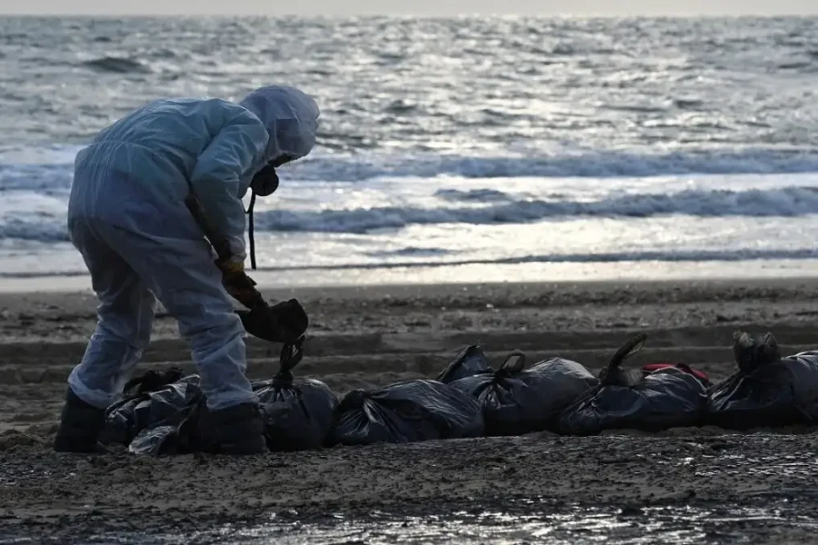 Τεράστια οικολογική καταστροφή από πετρελαιοκηλίδα στο στενό του Κερτς